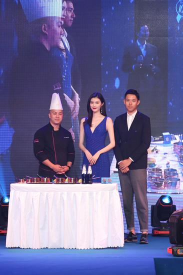 何穗（中）、孙赛赛（右一）与Master Lee（左一）共同完成最后一道甜品