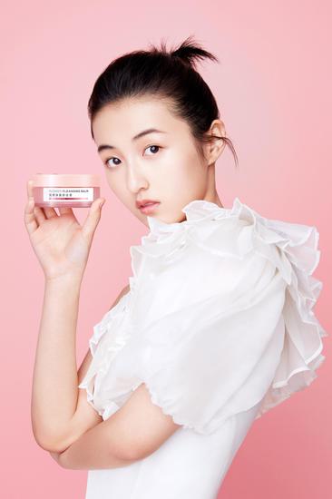 图3-巴黎欧莱雅品牌青春大使张子枫(手拿欧莱雅大粉罐)