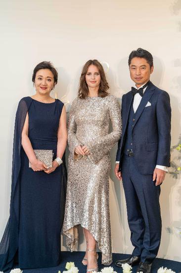 从左至右分别为:CPB肌肤之钥全球首席品牌官Yukari Suzuki女士、全球品牌代言人Felicity Jones女士以及CPB肌肤之钥全球实验室首席技术官Katsunori Yoshida先生