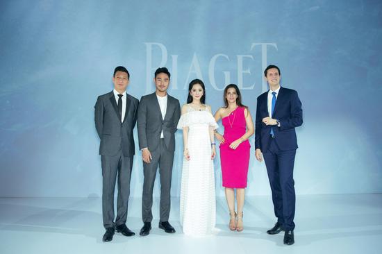 PIAGET伯爵首席执行官Chabnam NOURI女士(右二)、中国区行政总裁Mathieu DELMAS先生(右一)与PIAGET伯爵时尚大使杨幂、阮经天合影留念