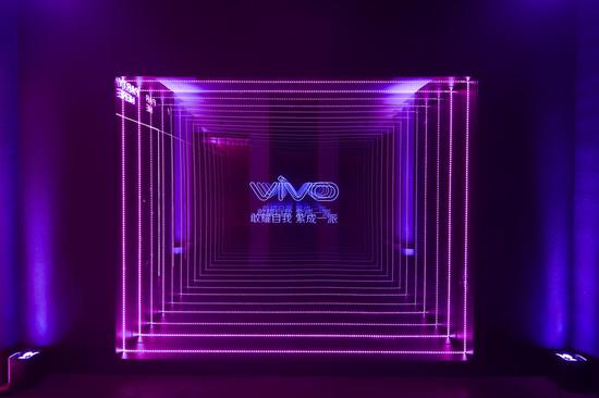 “敢耀自我，紫成一派”vivo X21 魅夜紫主题派对现场照片