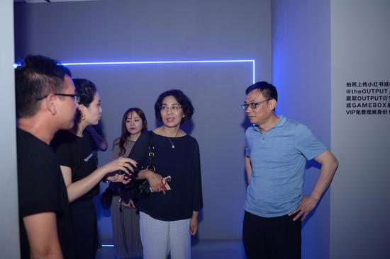 静安区副区长鲍英菁女士(中)参观展览