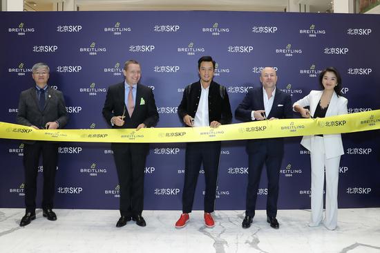 左起:北京SKP运营总监兼店长柳正明、美最时洋行亚洲董事总经理Alexander Melchers、百年灵全球代言人、著名演员、导演兼制片人吴彦祖、百年灵首席执行官乔治•科恩、百年灵中国董事总经理李雪