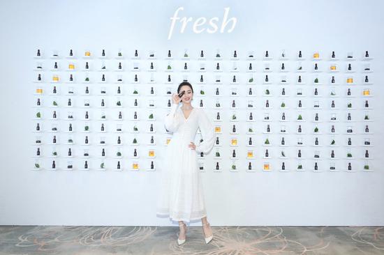 　　Fresh馥蕾诗品牌代言人佟丽娅女士现身发布会现场，亲身体验Fresh全新红茶“紧身衣”眼精华带来的明亮紧致