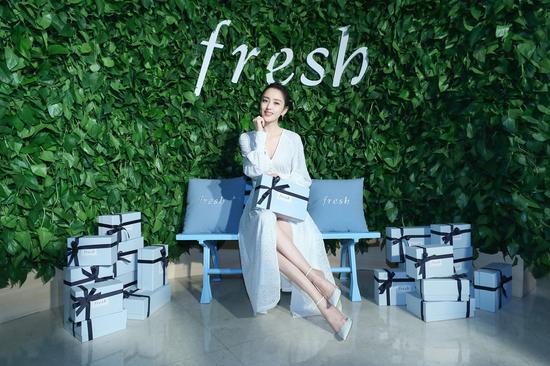 　　Fresh馥蕾诗品牌代言人佟丽娅女士现身发布会现场，亲身体验Fresh全新红茶“紧身衣”眼精华带来的明亮紧致