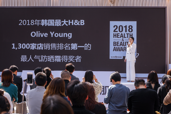 美丽世界化妆品公司中国区副总经理咸?#37038;?#22899;士介绍防晒新品