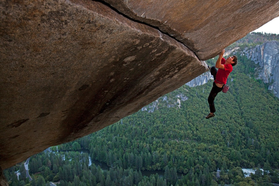 ▲ Alex Honnold选择的都是这样高?#35759;?#30340;岩壁,本图摄影@Jimmy Chin