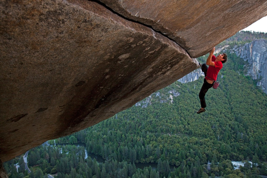 ▲ Alex Honnold选择的都是这样高难度的岩壁，本图摄影@Jimmy Chin