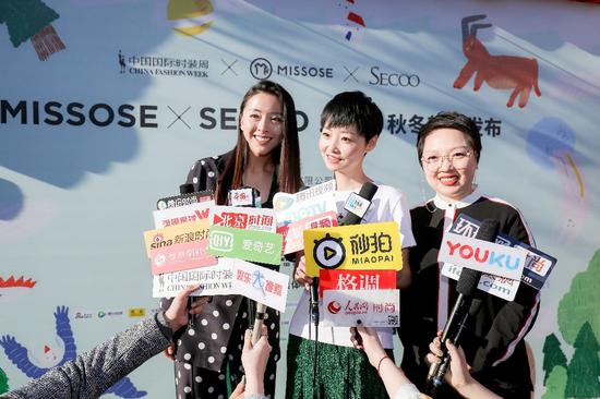 知名演员黄小蕾（左）MISSOSE创始人兼设计总监席溪（中）时尚跨界艺术家君君老师（右）