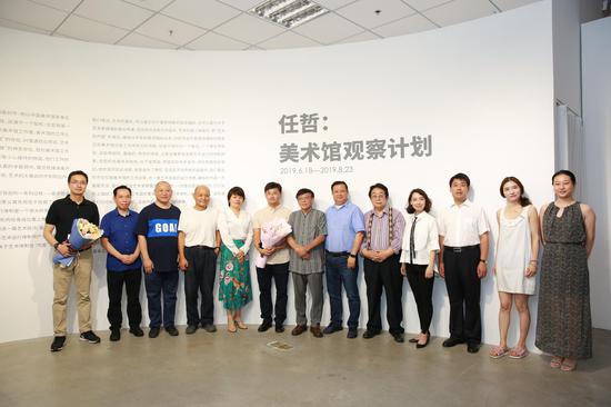 嘉宾合影(从左至右)展览策展人 陈旷地博士、原新民周刊主编 丁曦林先生、著名艺术家 李磊先生、著名油画家 周长江教授、上海油雕院美术馆副馆长 傅军女士、展览艺术家 任哲先生先生、著名油画家 俞晓夫教授、 展览学术主持、中央美术学院艺术管理与教育学院院长余丁教授、著名艺术家 蔡居先生、中央美术学院国家艺术与文化政策研究所副所长 王可女士 、翟春发先生、北京画院副研究员,齐白石艺术国际研究中心副秘书长 周蓉女士、陈圣泉女士