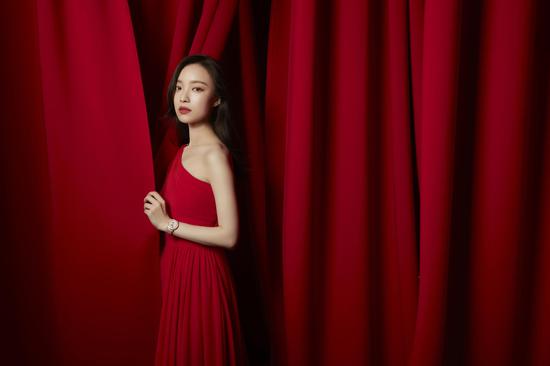 积家大使倪妮佩戴积家 Dazzling Rendez-Vous Night & Day约会系列日夜显示珠宝腕表(玫瑰金款)全新呈现海上花开 约会时光