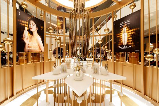 (图片2 – 雪花秀Universe三亚国际免税城快闪店产品展示区)