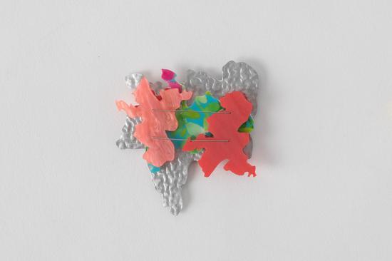 上海-板块研究, 胸针, 旧塑料盘, 铝, 铁, 不锈钢, 88×94×9 mm 来自Einat Leader
