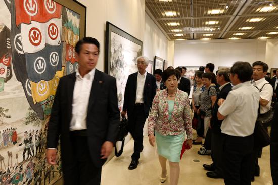 日本东京都知事小池百合子参观傅益瑶画展