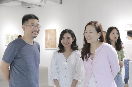 从左至右：广州美术学院油画系副教授胡赤骏、艺术家黄引、iSGO 集团 CEO Maria