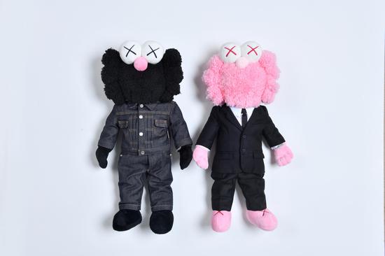 左：Dior x KAWS BFF （黑色） 估价： 约人民币 70，000-110，000 右：Dior x KAWS BFF （粉红色） 估价： 约人民币 70，000-110，000