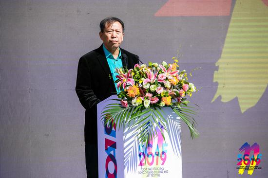 宋庄文化艺术节艺术家代表、宋庄国画院副院长靳文艺在开幕式上发言