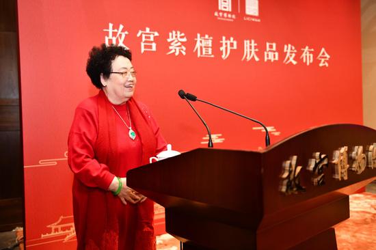 (中国紫檀博物馆馆长、丽质华堂品牌创始人陈丽华女士)