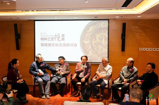 沙龙讨论(左起右:著名鉴赏家、媒体人曾力,国防大学原马克思主义研究所所长教授黄宏,中国收藏家协会名誉会长、著名艺术家袁熙坤,中国国情调查研究院院长、著名书法家胡石英,著名画家王永瑞,北京大学历史文化资源研究所研究员、著名画家刘墨)