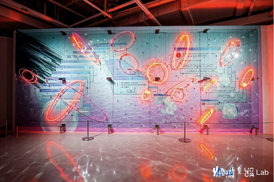 周子正,《陨石水面与绳结》,2021,浮法玻璃、霓虹灯、墙面写真贴,630 × 270 cm。