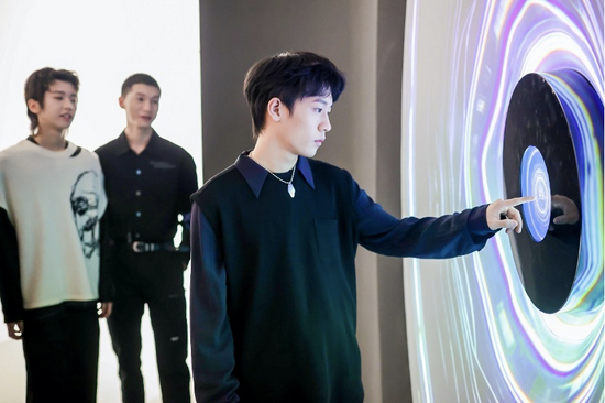 協作派對,《数据漩涡》,2021,交互装置、程序生成,尺寸可变。由DT财经 × UCCA Lab × 協作派對联合呈现。