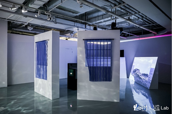 李亭葳,《白鲸,救生圈》,2018,单屏幕高清视频,4分钟57秒。 李亭葳,《白鲸,海浪》,2018,单屏幕高清视频,4分钟57秒。 李亭葳,《白鲸,第一天追击,第二天追击,第三天追击》,2017,防盗网、纱帘,视频装置、三屏幕高清动画,15秒。