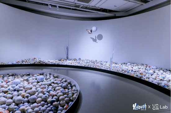 谭英杰,《海洋》,2020,纸、泡沫、塑料,尺寸可变。 谭英杰,《信鸽》,2020,动物标本,41 × 28 × 30 cm。 谭英杰,《塔社NO.2》,2020,木、金属,121 × 8 × 4.2 cm。 谭英杰,《塔社NO.3》,2020,木、金属,49.2 × 8 × 4.2 cm。 谭英杰,《塔社NO.5》,2020,木、金属,100 × 8 × 4.2 cm。
