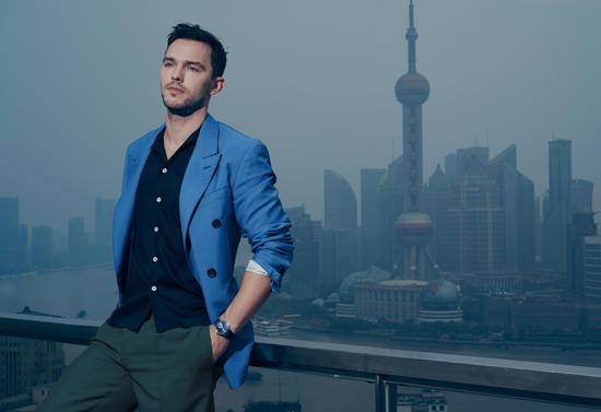 　　英国著名演员尼古拉斯•霍尔特（Nicholas Hoult）佩戴积家超薄大师系列月相珐琅腕表，尽显绅士风格