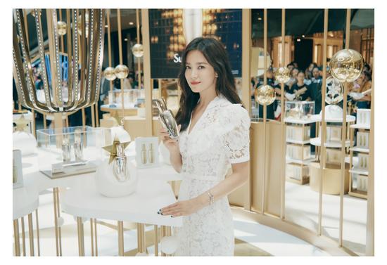 (图片7–宋慧乔于"雪花秀Universe快闪店")