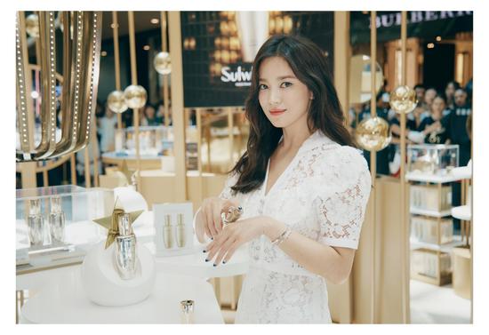(图片4 – 雪花秀形象大使宋慧乔小姐于快闪店产品展示区试用产品)