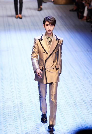 以Dolce & Gabbana品牌亚太区大使身份现身的王俊凯走上T台，成为为大秀开场“超模”之一