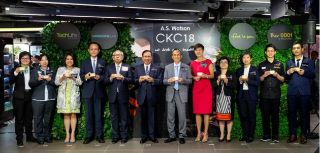  一众主礼嘉宾及店铺经理于 CKC18 开幕礼以清酒庆祝