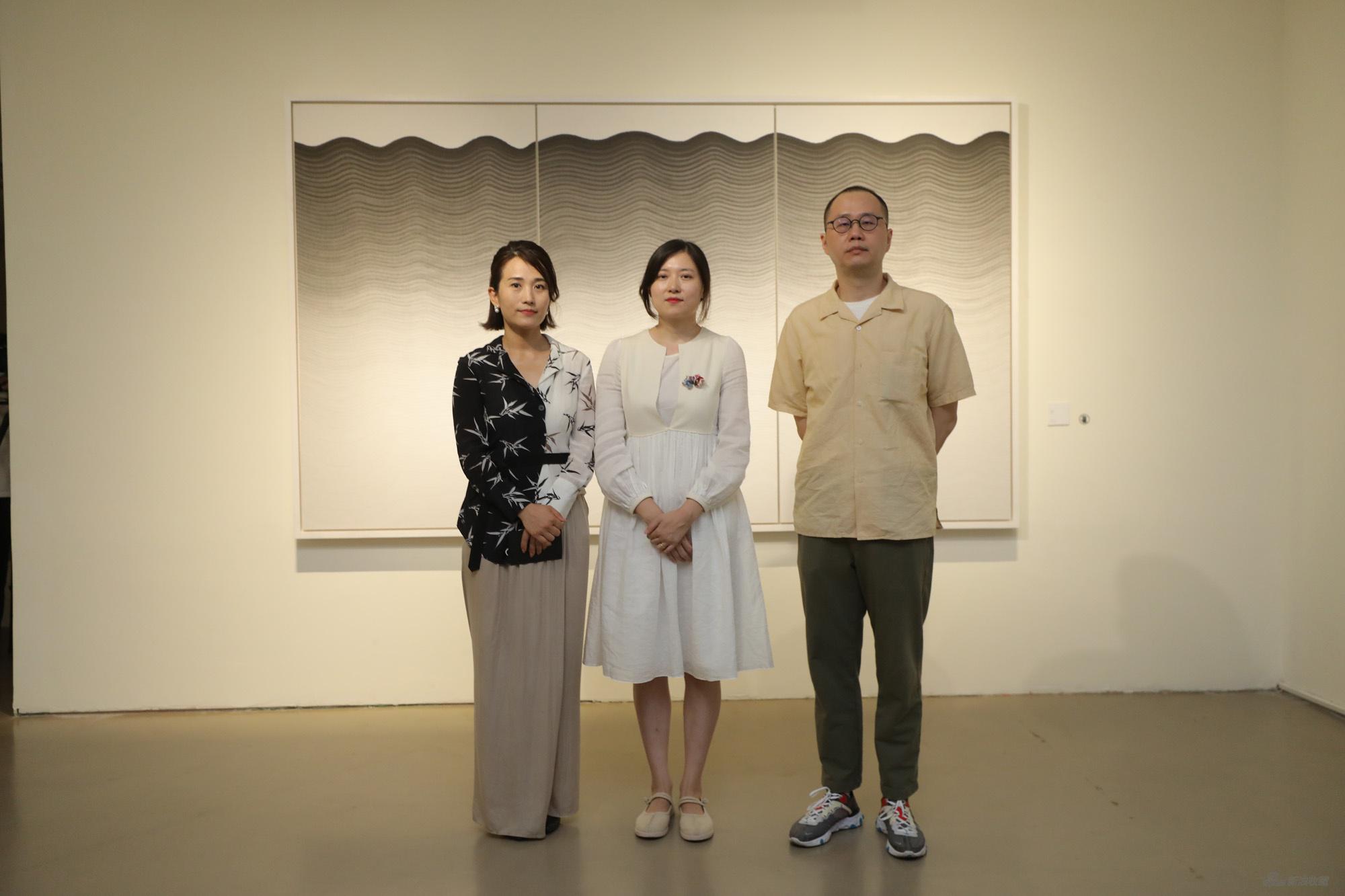 左起:今日美术馆发展副馆长刘树惠,艺术家戴莹,策展人孙冬冬