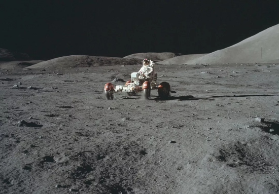 1969年阿波罗登月计划中宇航员在月球上驾驶月球车