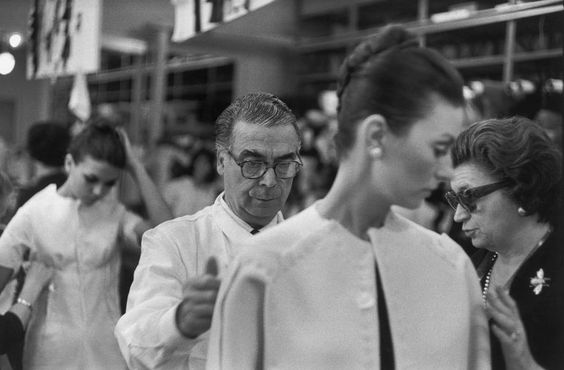 工作中的Cristóbal Balenciaga