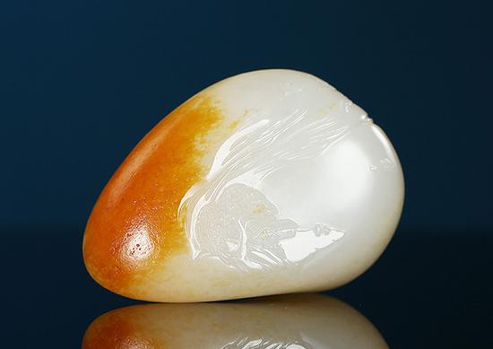 忠荣玉典 和田玉籽料金秋山居雅玩 　　5.3×3.7×3.0cm 80g