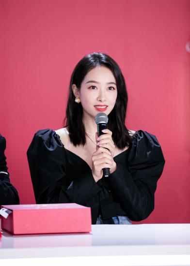 ‘元气女王’宋茜与粉丝在直播间欢乐互动