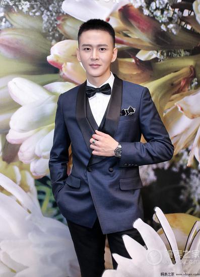 愛彼這款潛水錶搭配正裝也不在話下。
