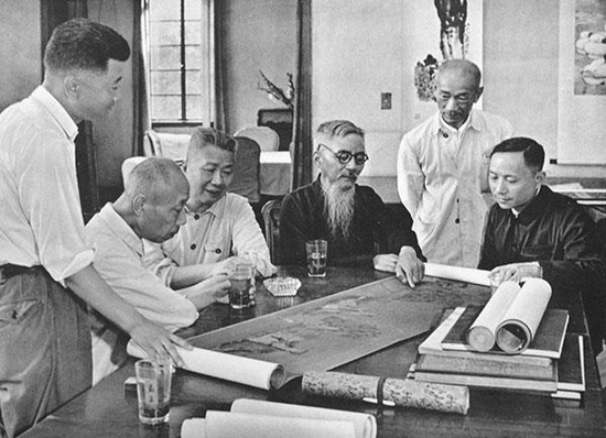 新中国成立后,林风眠(右二)跟随专家组,学习品鉴古代绘画作品