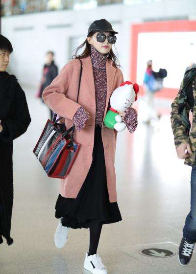 唐嫣背Balenciaga春運包