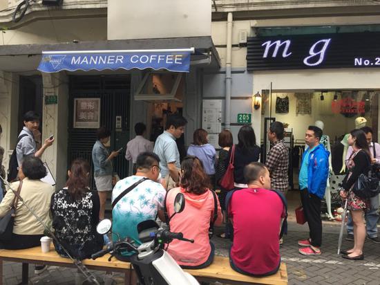 在Manner Café外排队的人