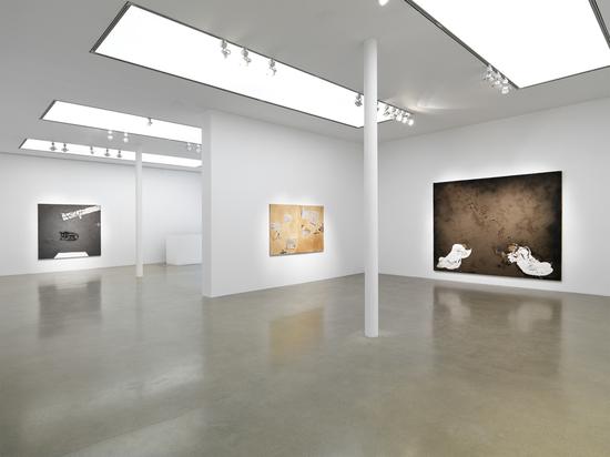 Installation view， ‘Antoni Tàpies’ at Timothy Taylor， London 2013。 Image courtesy of Timothy Taylor London/New York