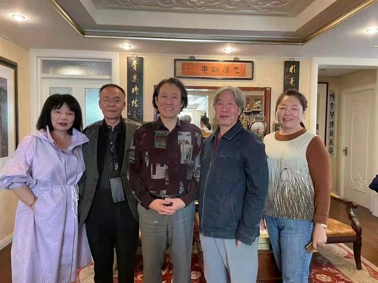 中间为艺术家李燕生，左二为杨澍林，右二为陈复尘。