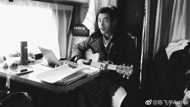 陈飞宇弹吉他