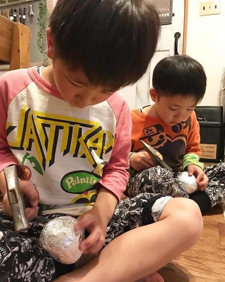 日本小学生制作铝箔球