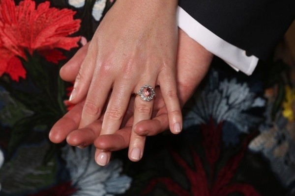 尤金妮公主的超罕见粉色蓝宝石订婚戒指