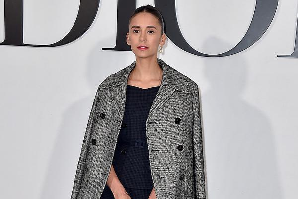 妮娜-杜波夫助阵巴黎时装周 造型复古优雅