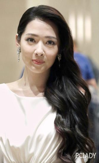 郭碧婷"国民老公"郭碧婷大展女人味,一款斜分浪漫卷发挽在一边耳后