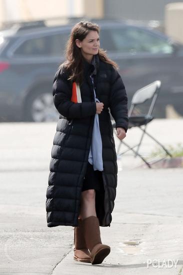 凯蒂-赫尔姆斯(Katie Holmes)穿长款黑色羽绒服