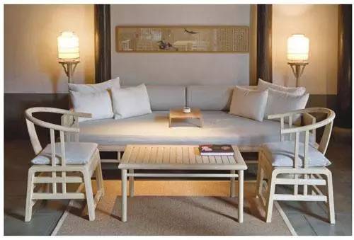 新中式客厅典型配套：罗汉床为沙发，左右两把圈椅配当中一只茶几